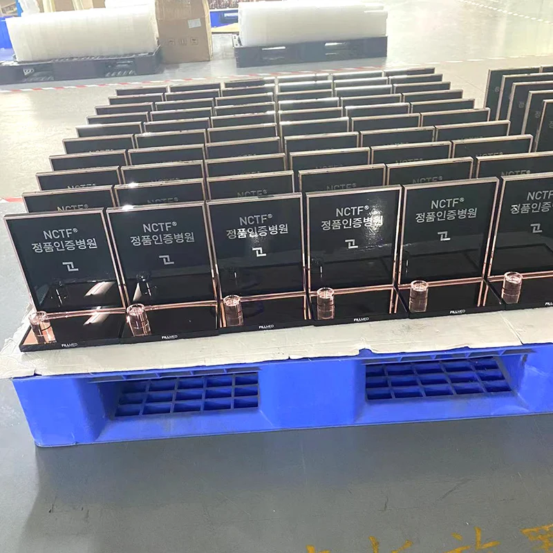 New Design Factory Custom High-End Cosmetic Acrylic Display  Stand White Acrylic Stand for Products