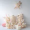 Todos los arreglos florales, excluyendo pilares.