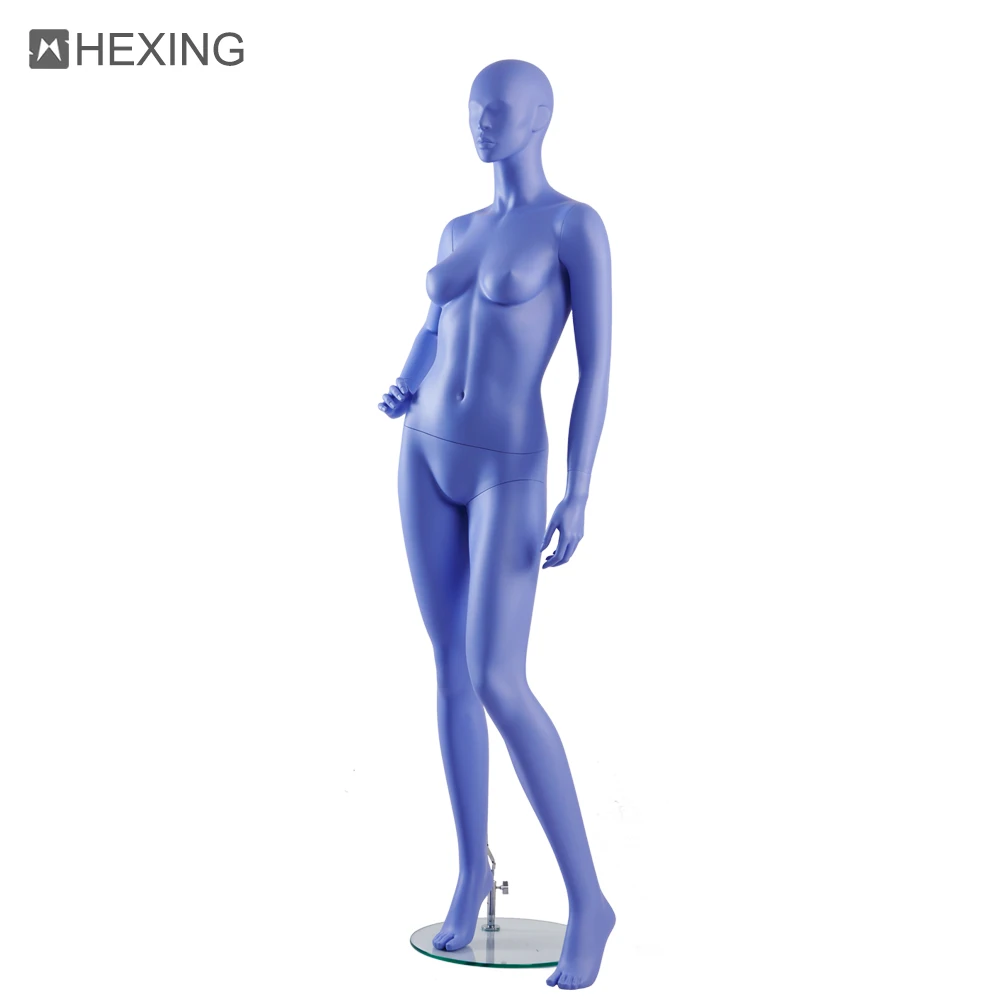 Модный реалистичный женский манекен в натуральную
