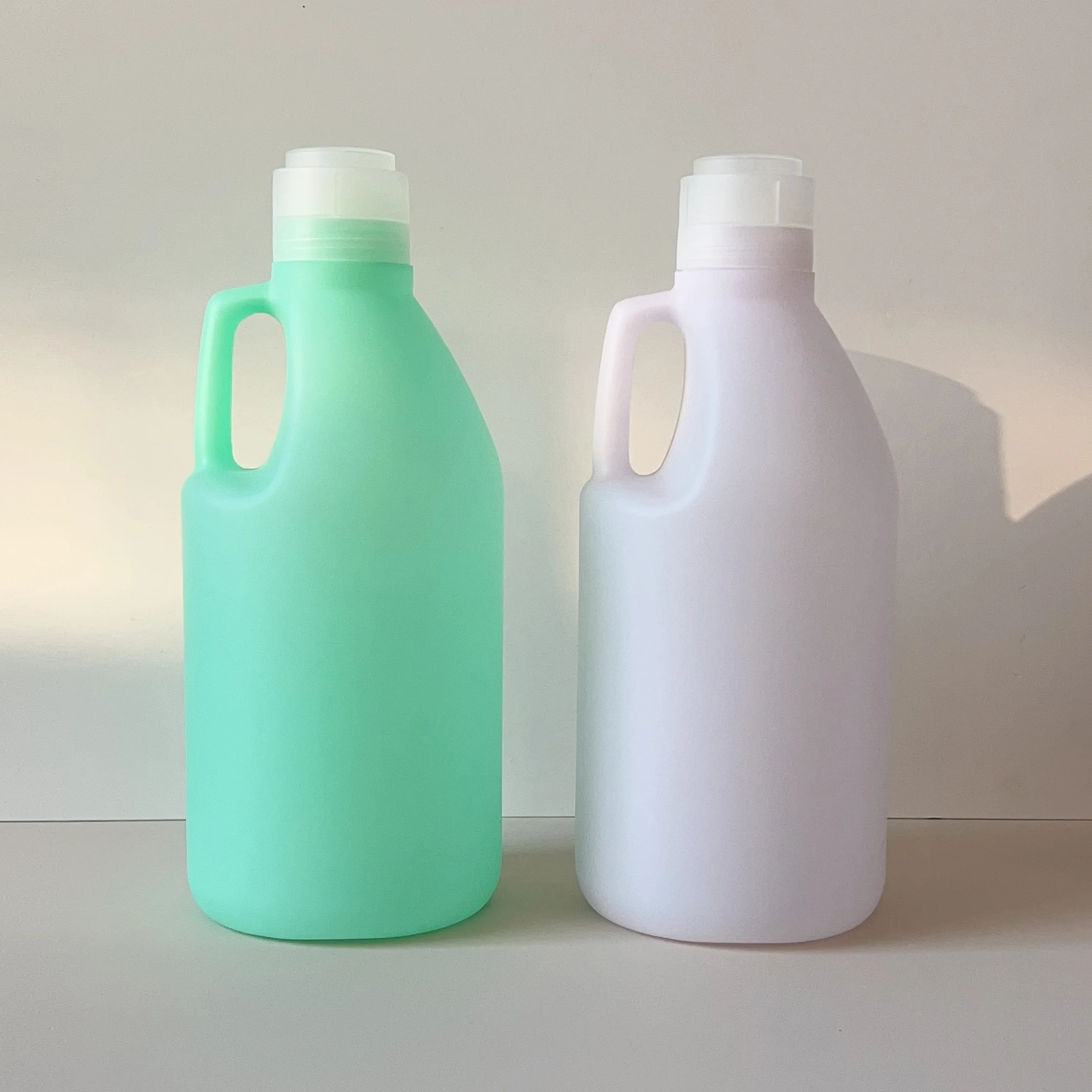 Custom 1895ml White Round Empty HDPE Plastic Household Laundry Detergent Bulk Bottle