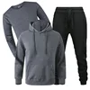 Gris foncé avec un pantalon noir