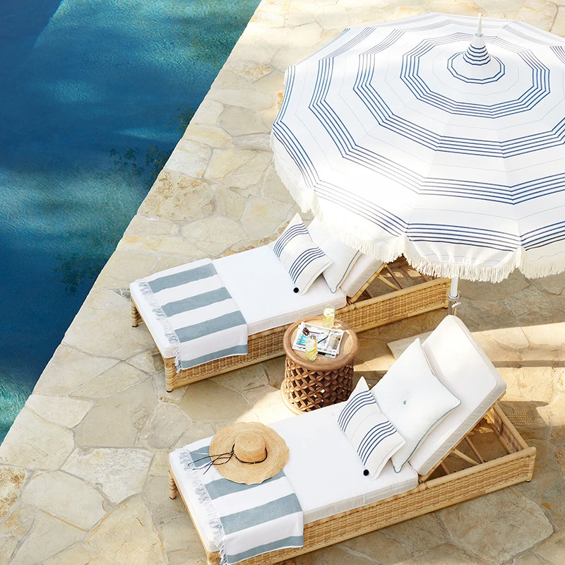 Открытый зонт от солнца с кисточками