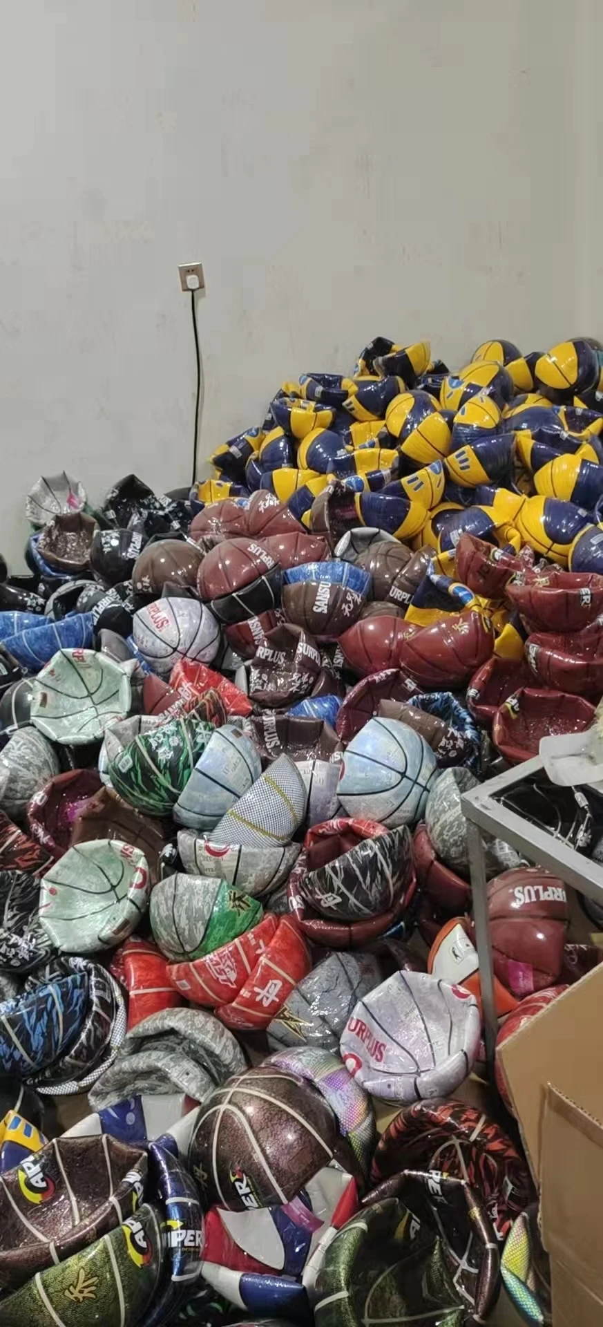 Clearance Disposal Special Price Cheap Basketball Football Volleyball
