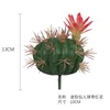 Mini cactus con flores rojas.