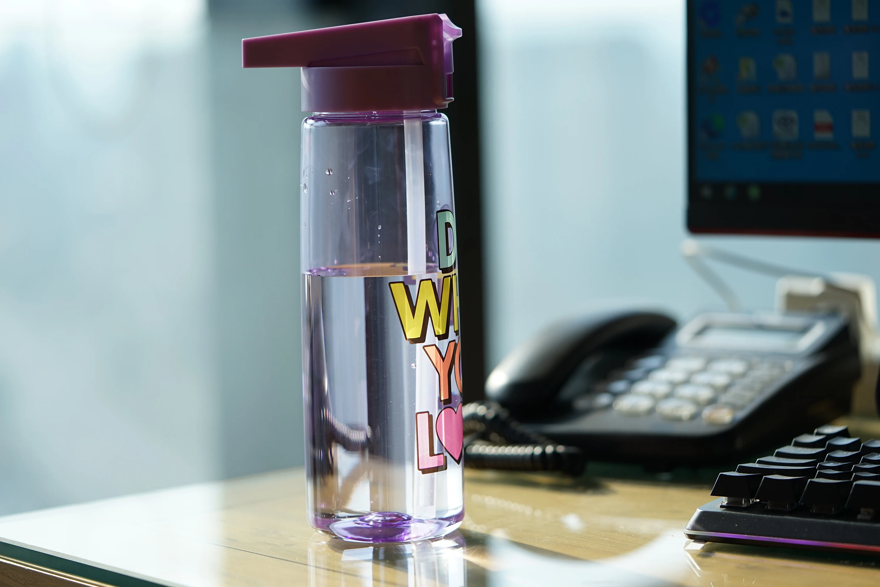 BPA-Free 800ml Kids Plastic Sports Water Bottle with Cap Classic Outdoor Design for Hiking & Travel With Straw