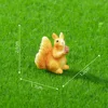 11 tenant une pomme de pin