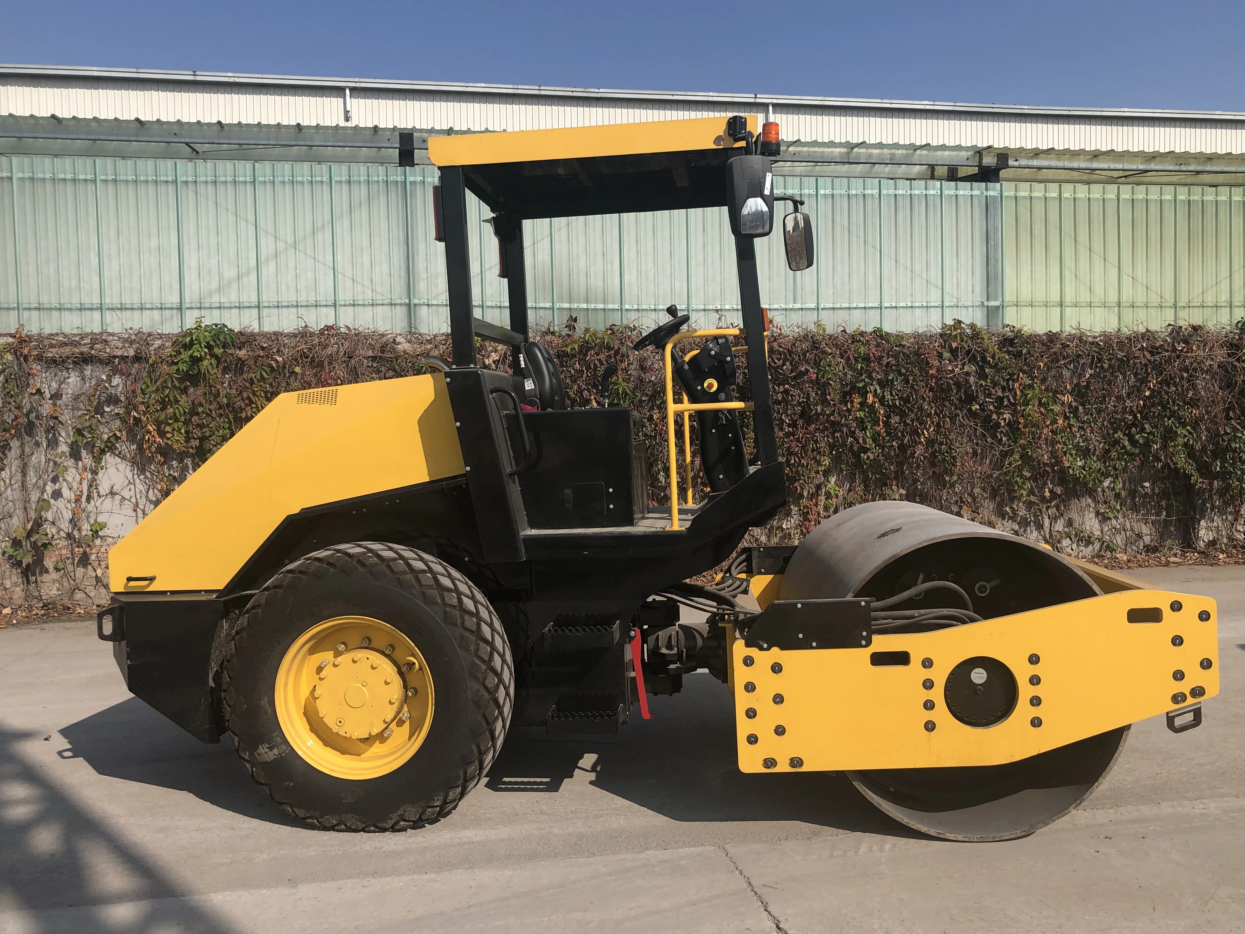 High Quality 6 Ton Single Drum Ride on Hydraulic Vibratory Roller supplier