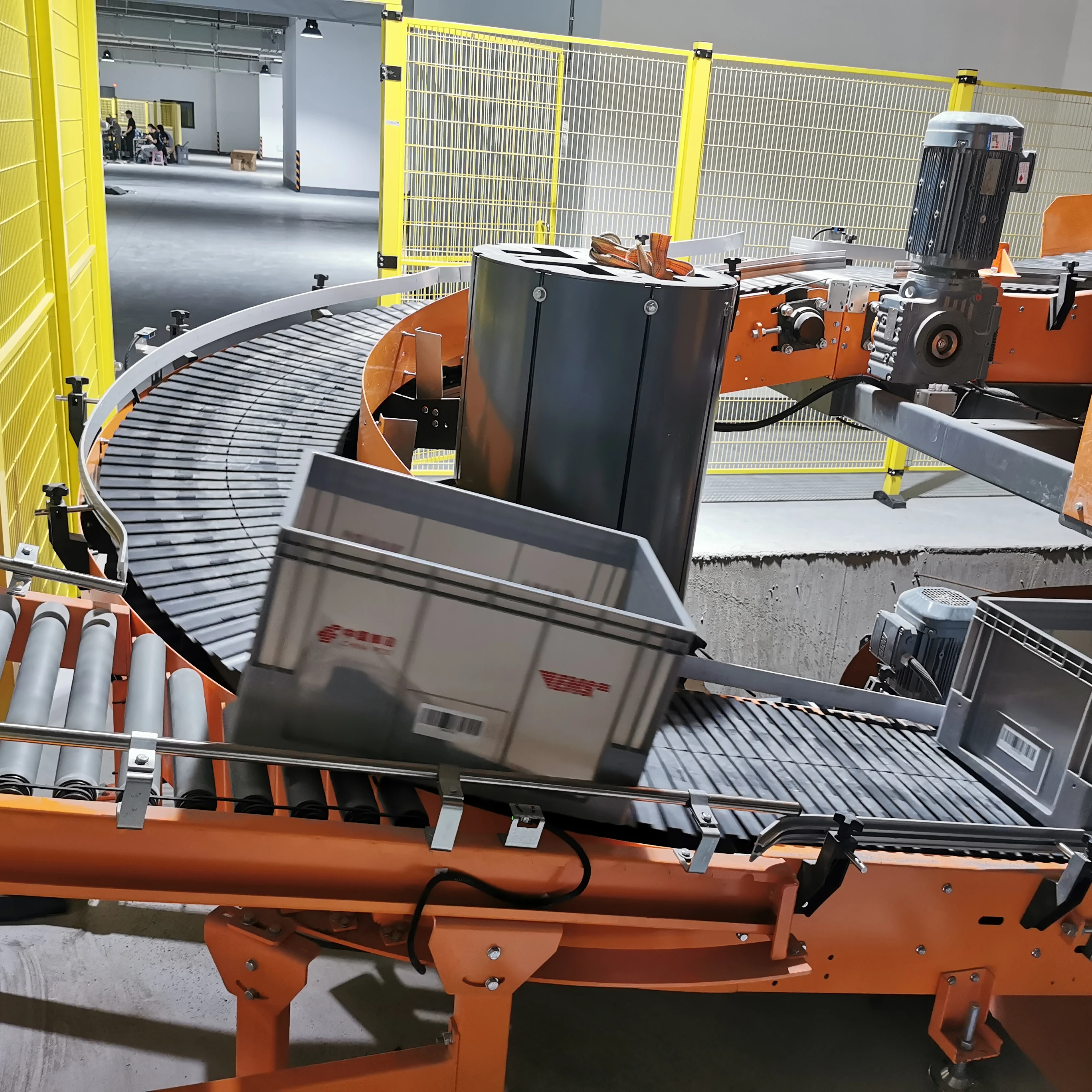 Несколько этажей запись спиральный конвейер между различными полами движение для товаров