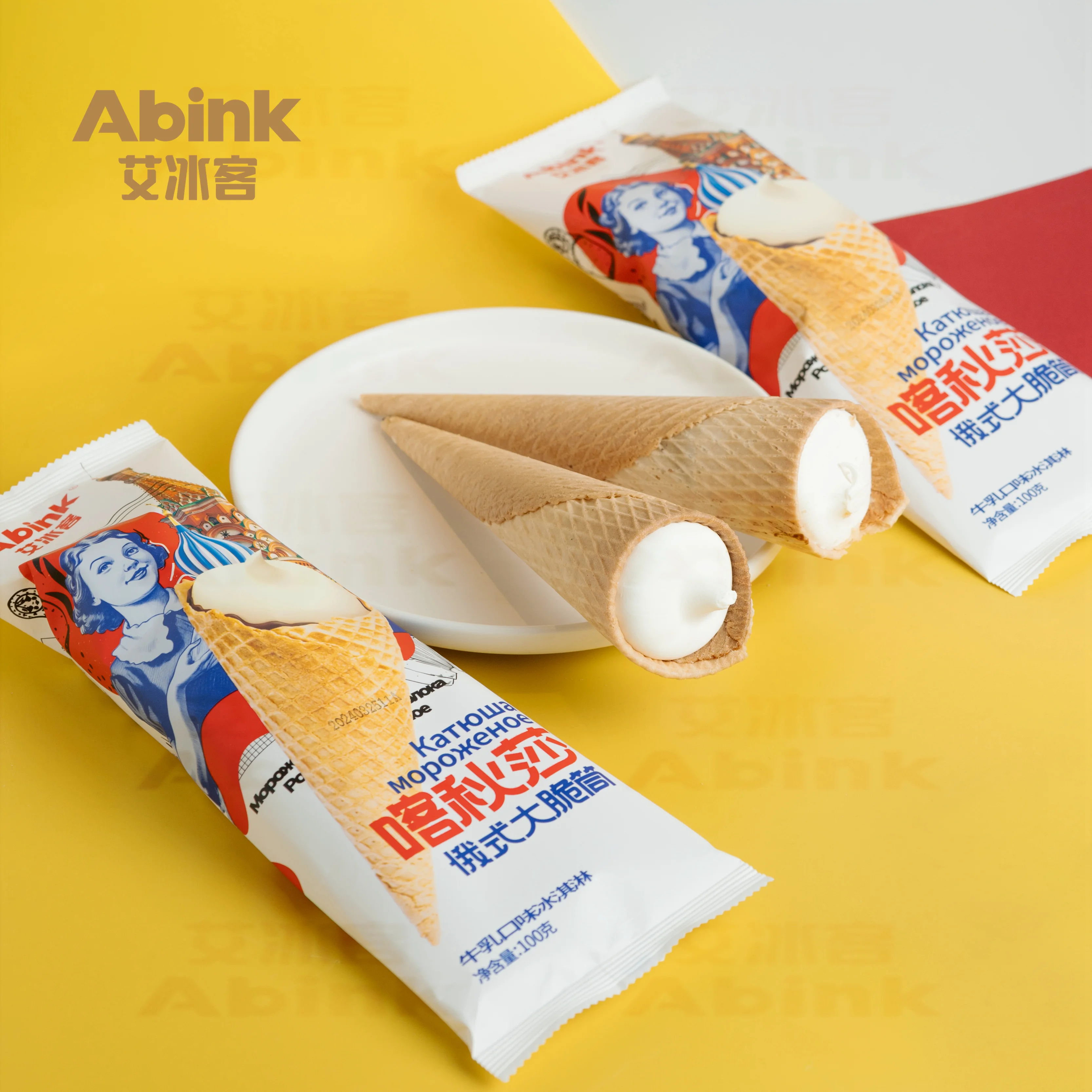 Изолированный одноразовый пакет Abink Katyusha в русском стиле для большого хрустящего мягкого мороженого со взбитыми сливками яичного чая с добавками к молоку