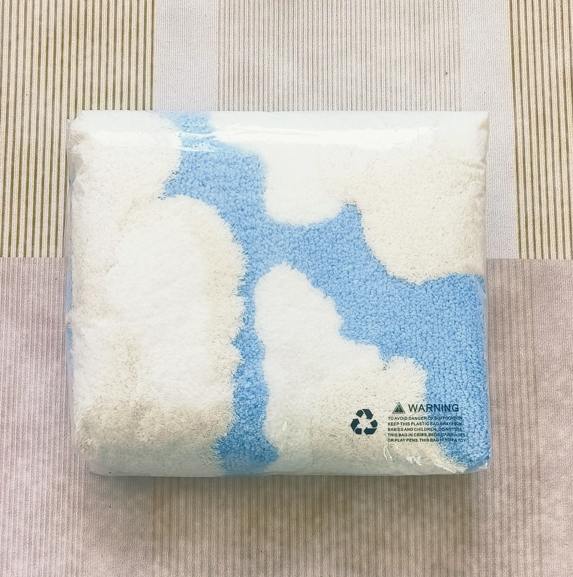 Designer Cloud Shape Anti slip Children Area Rugs  Microfiber Soft Plush Children Friendly Play Mat Machine Washable Tufted Rug