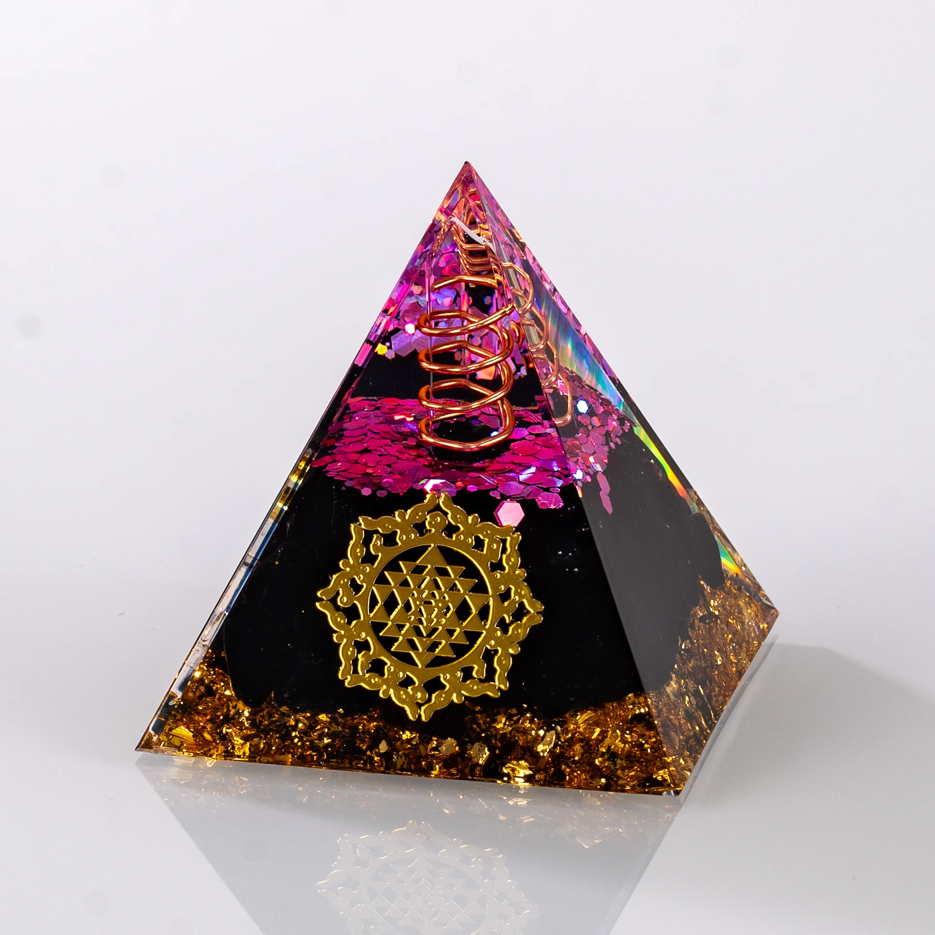 Hot Sale Crystal Energy Pyramid Figurine New Home Office Desktop Decoration Honor Themed Drip Gum Resin Craft Healing Broken manufacture