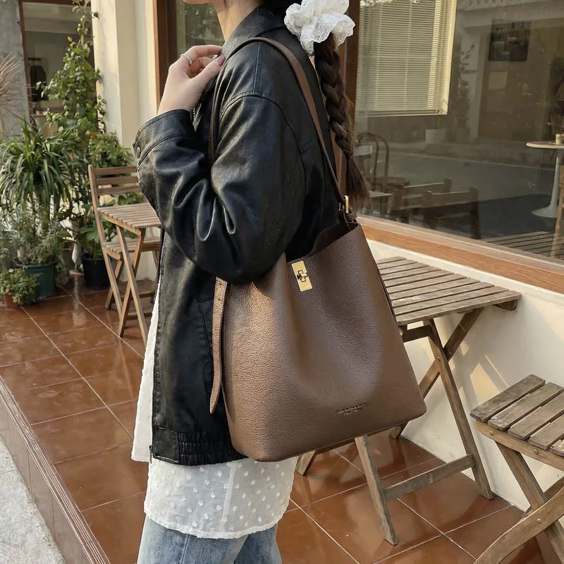 Simple Bucket Bag for Women Fashionable and Versatile Commuting Portable Shoulder Bagcrossbody Large Capacity Mother-in-law Bag