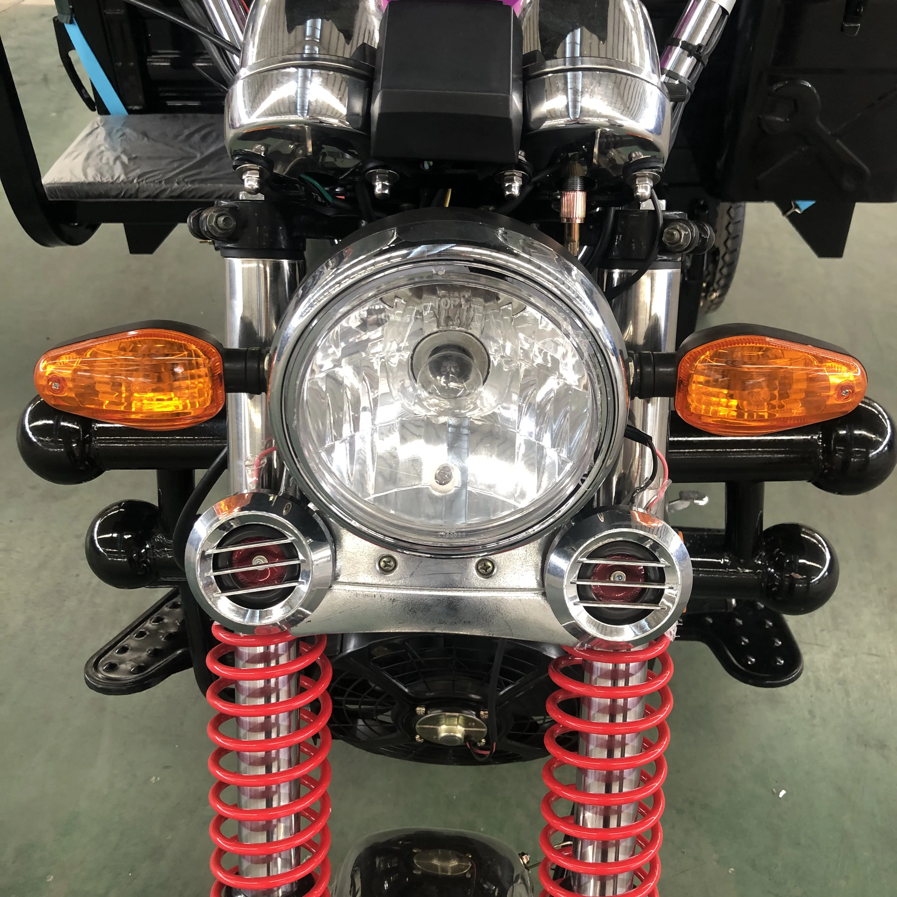 2019 Newest Enclosed Cabin Three Wheel Motorcycle with Covered Tents Motorcycle Tire 150cc Tricycle