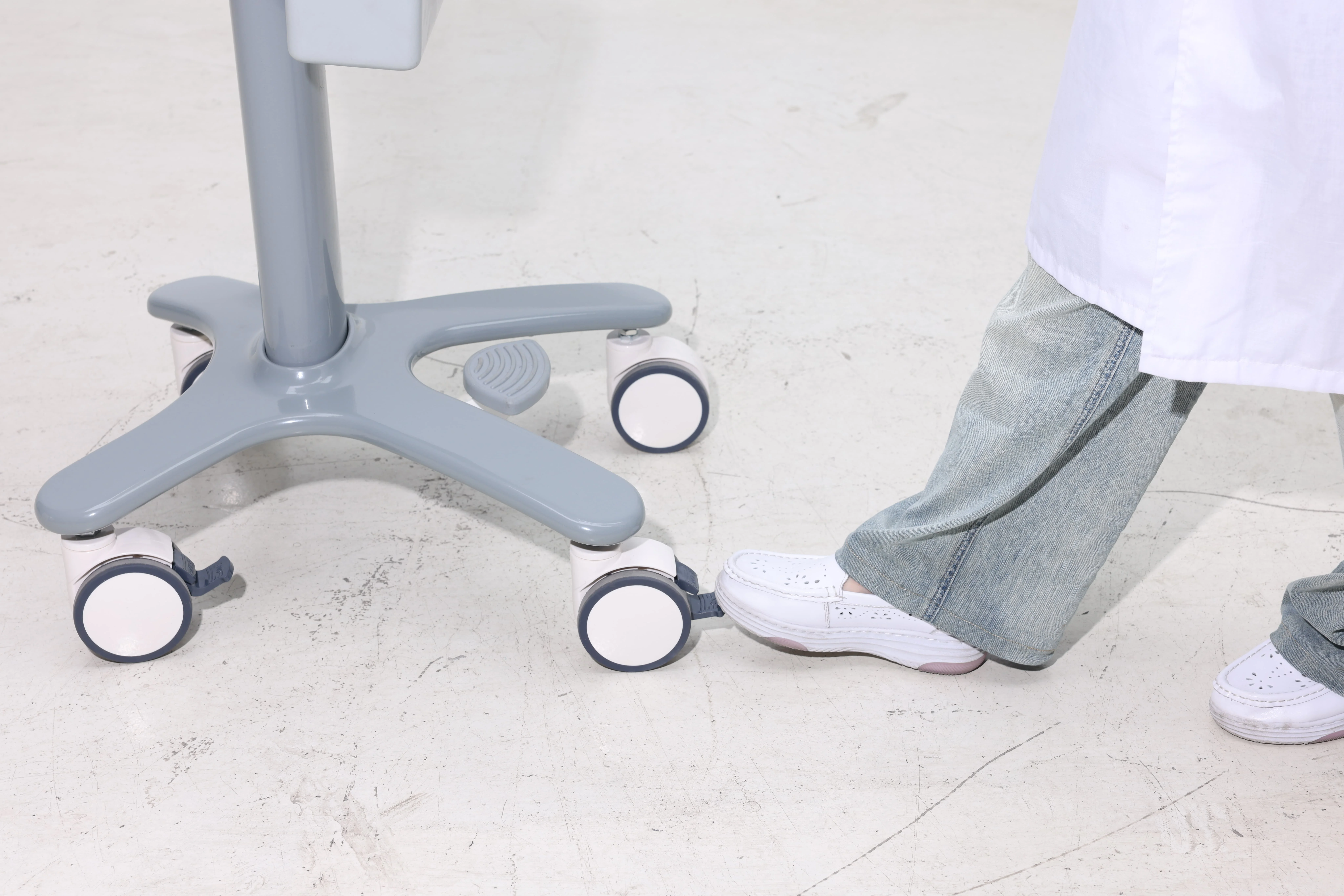 Compact Hospital Laptop Workstation Cart with ABS Material Space-Saving Design Recessed Mouse Area Stabilizing Aluminum Base 4