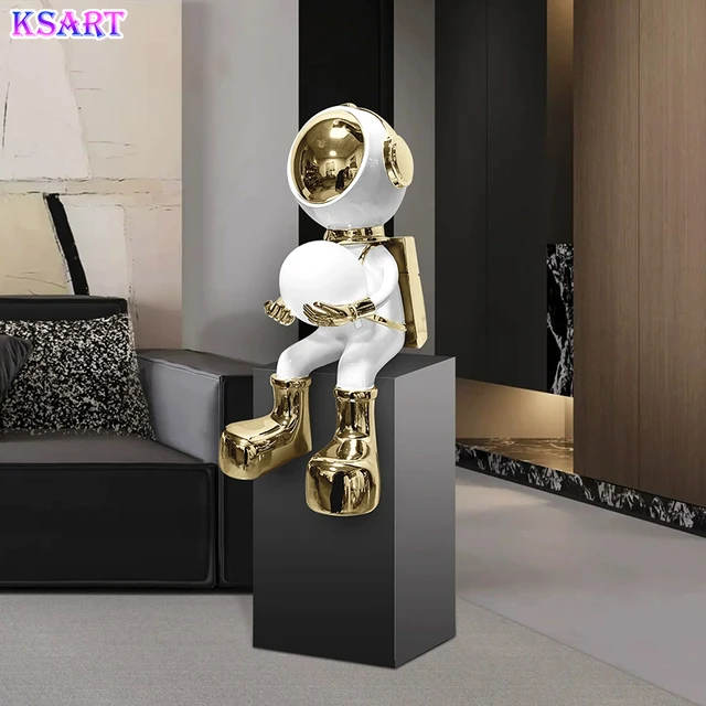 Electroplated astronaut sculpture resin handicraft statue Nordic Grand Living Room Hotel lobby gallery floor lamp decoration