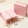 Caja con tapa abatible