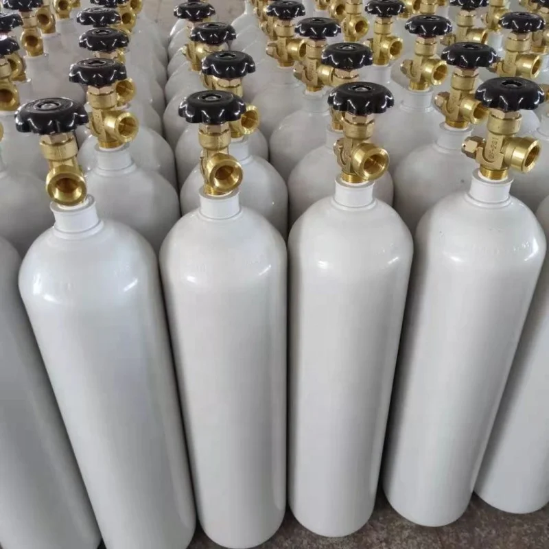 Голубые и белые газовые баллоны 2 л с индивидуальной упаковкой