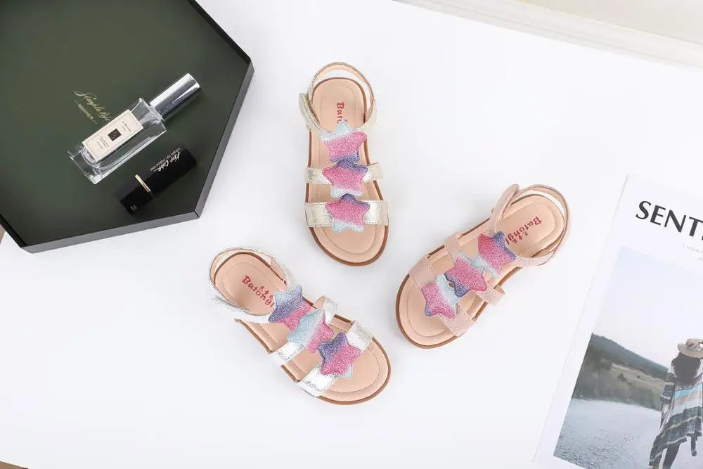 2023 новые модные летние футболки для девочек с сандалии; Обувь с мягкой подошвой в виде пяти звезд из объёмных цветочков для девочек на каждый день, детская обувь для девочек