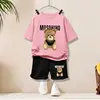 Grande orso dorato#T-shirt rosa corta + shorts neri