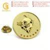Pin rond en métal avec globe en relief