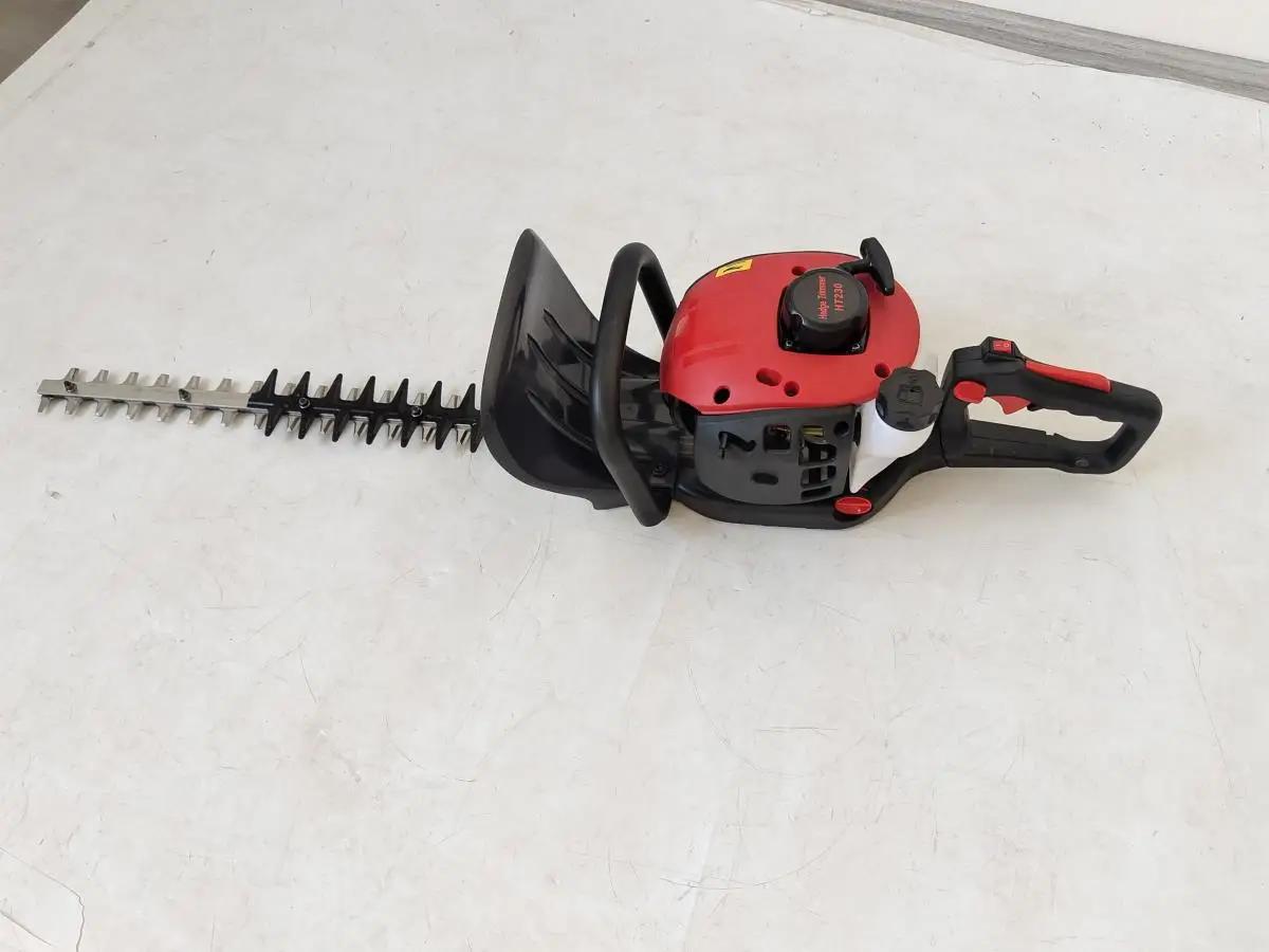 UM-HT230 Hedge Trimmer - High Efficiency 2 Stroke Purning Shears