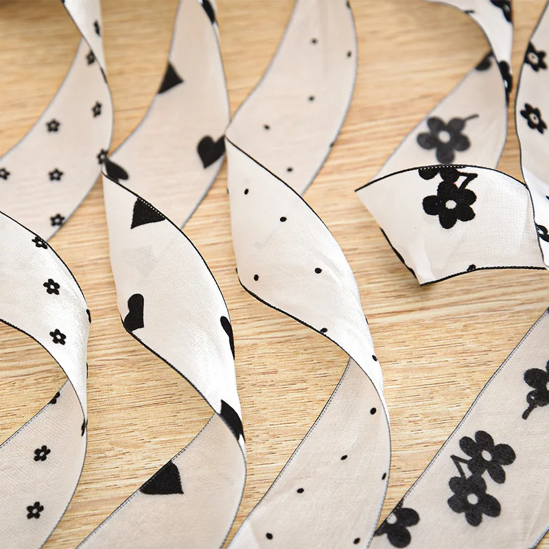 Лента из органзы с черным краем 4 см