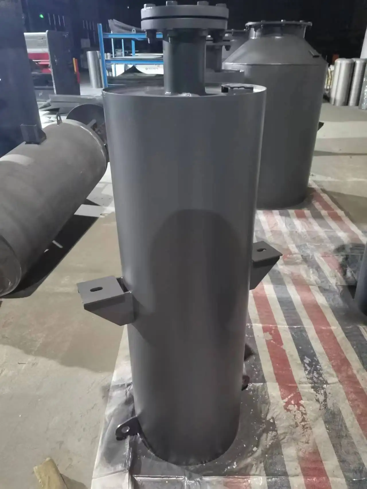 Оборудование для глушителя снижает уровень шума накладывая толстый звукопоглощающий и шумоподавляющий материал с устойчивой