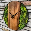 Reloj de madera de olivo con musgo