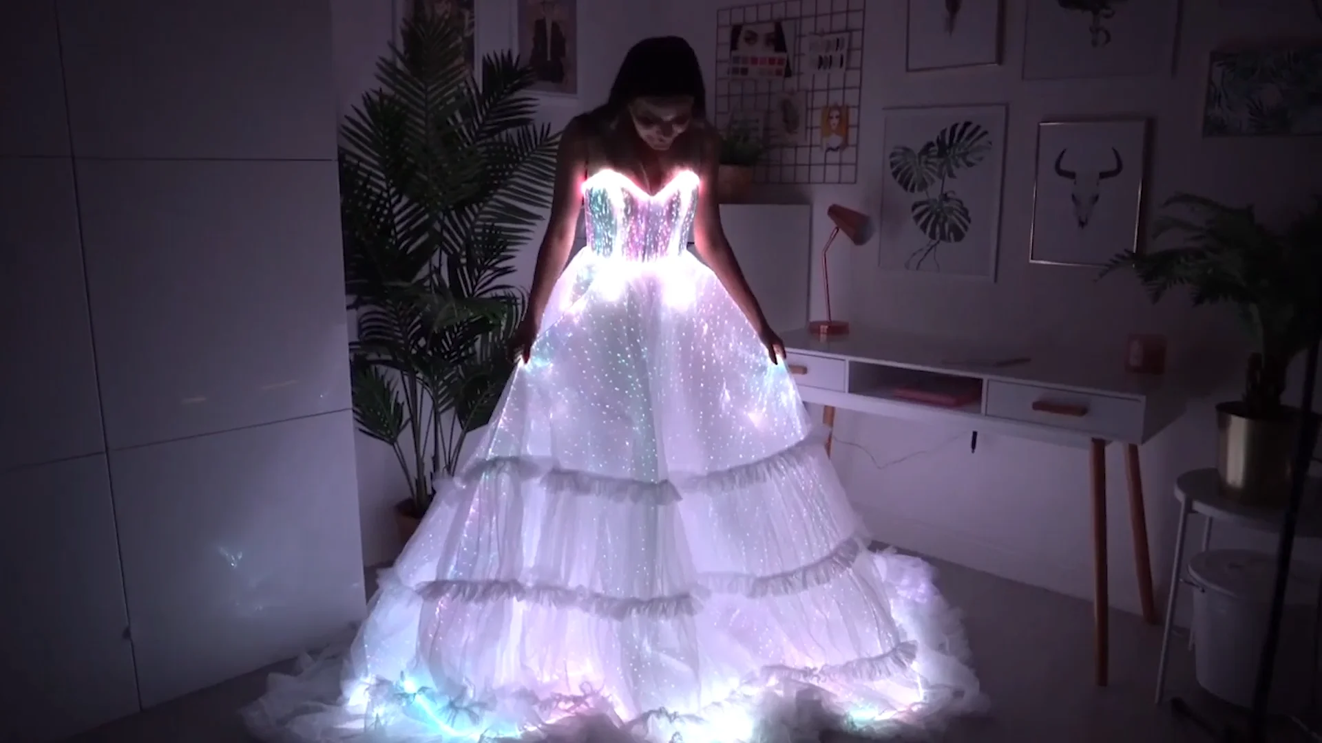 Eclairage led à pile sur une robe de mariée