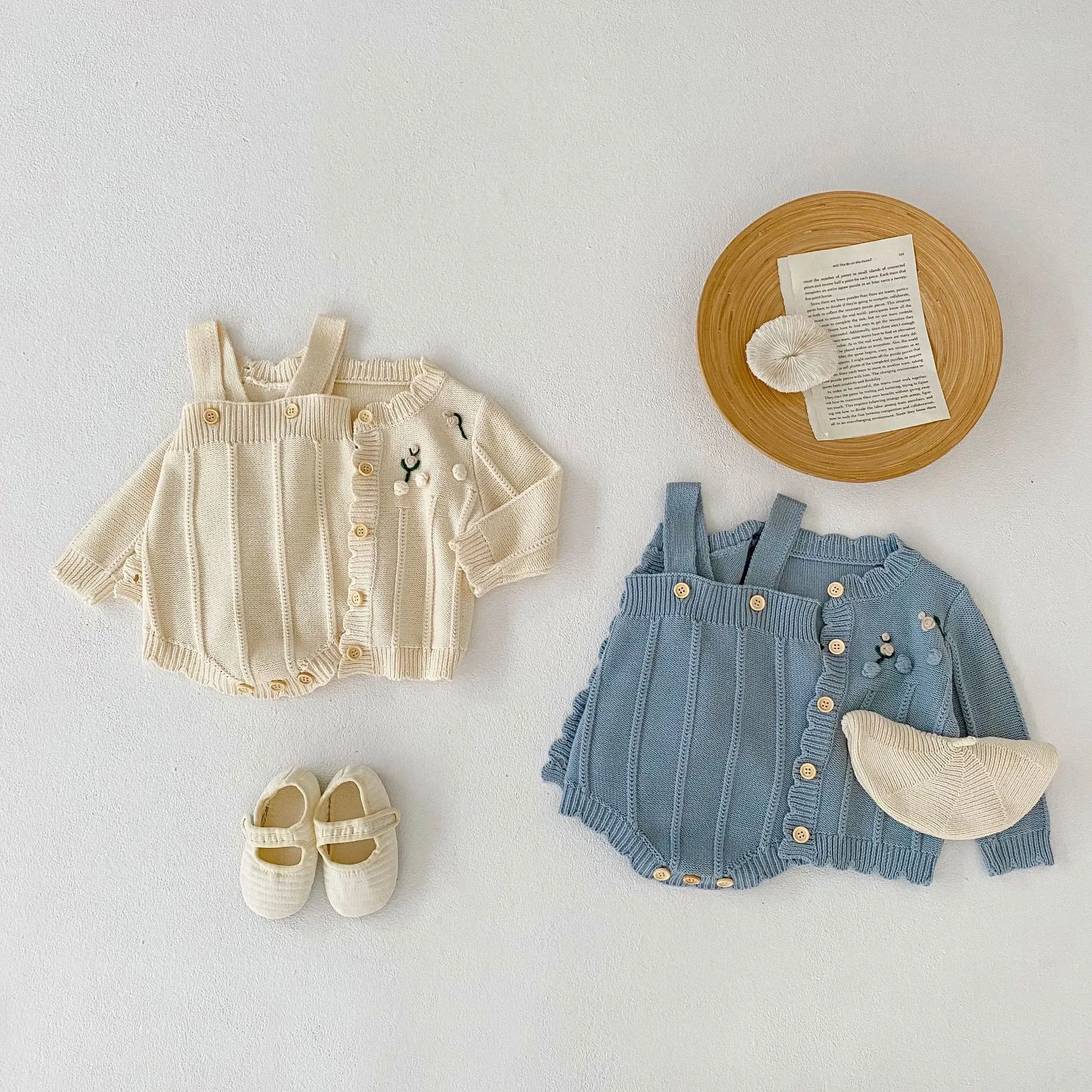 Осенне-зимний детский комплект из свитера с цветочной вышивкой, пальто с длинным рукавом + комбинезон на бретелях, детский вязаный свитер, одежда для девочек