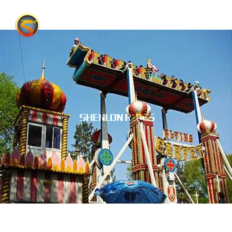 中国モダン遊園地に乗るマジックフライングカーペットに乗る