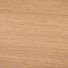 Grano de madera clara.