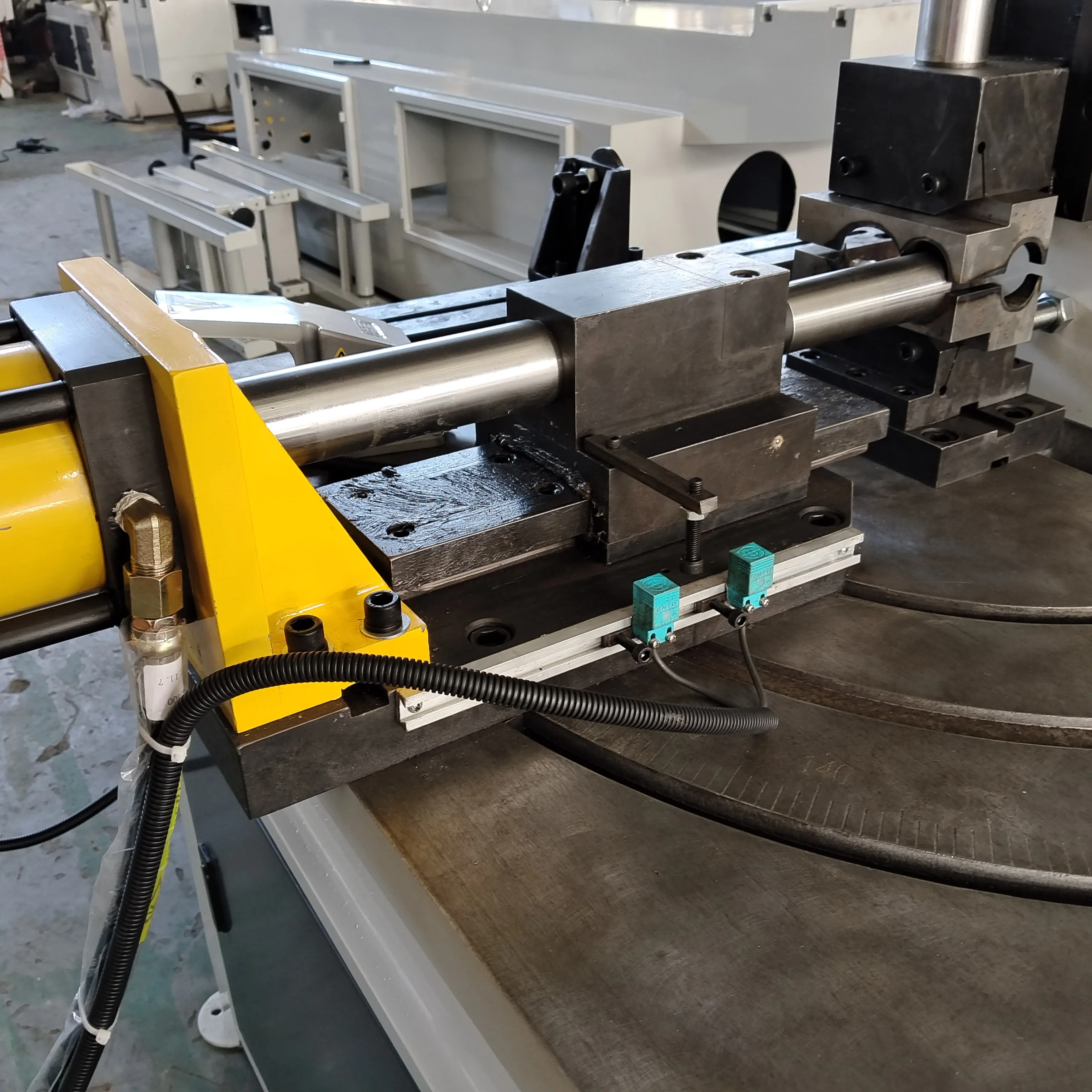 Hydraulic Semi-automatic Notching Machine Aluminum Copper Stainless Steel square Tube Pipe Arc Punching Machine
