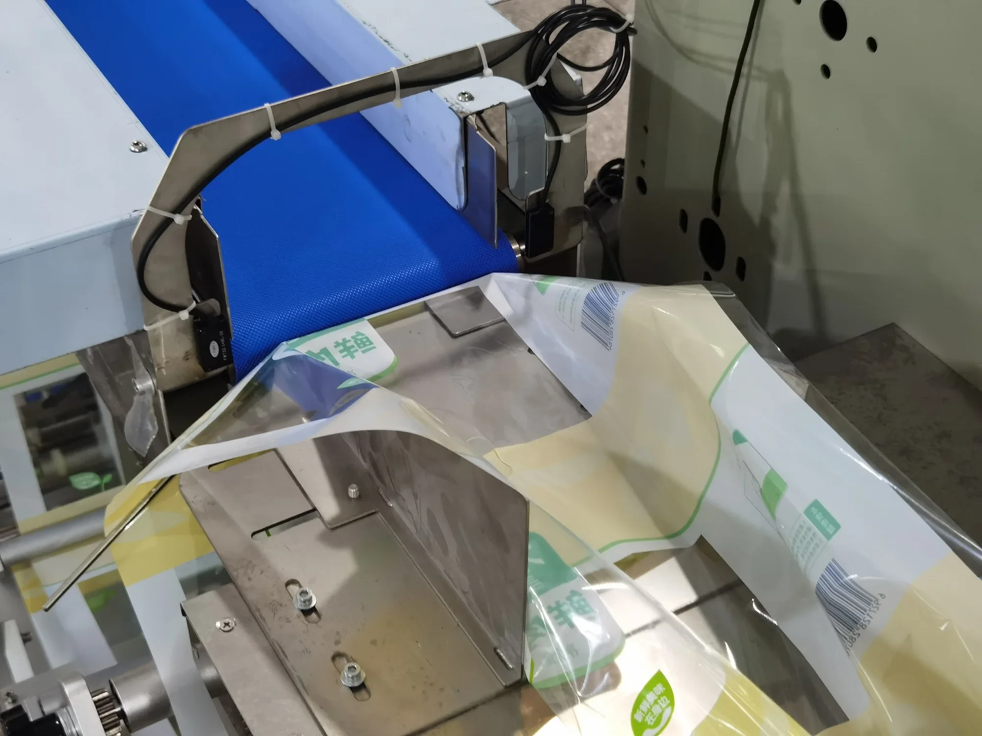 CE Certification Horizontal Labeling Bag Packing Machine for Paper Facial Tissue Napkins Wet Towels Package
