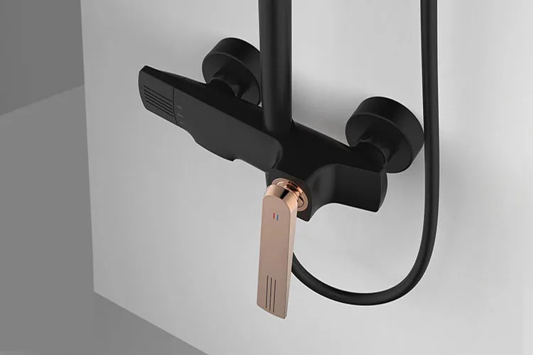 Sistema de ducha tipo lluvia montado en la pared de tres funciones con acabado superficial en color negro dorado cromado