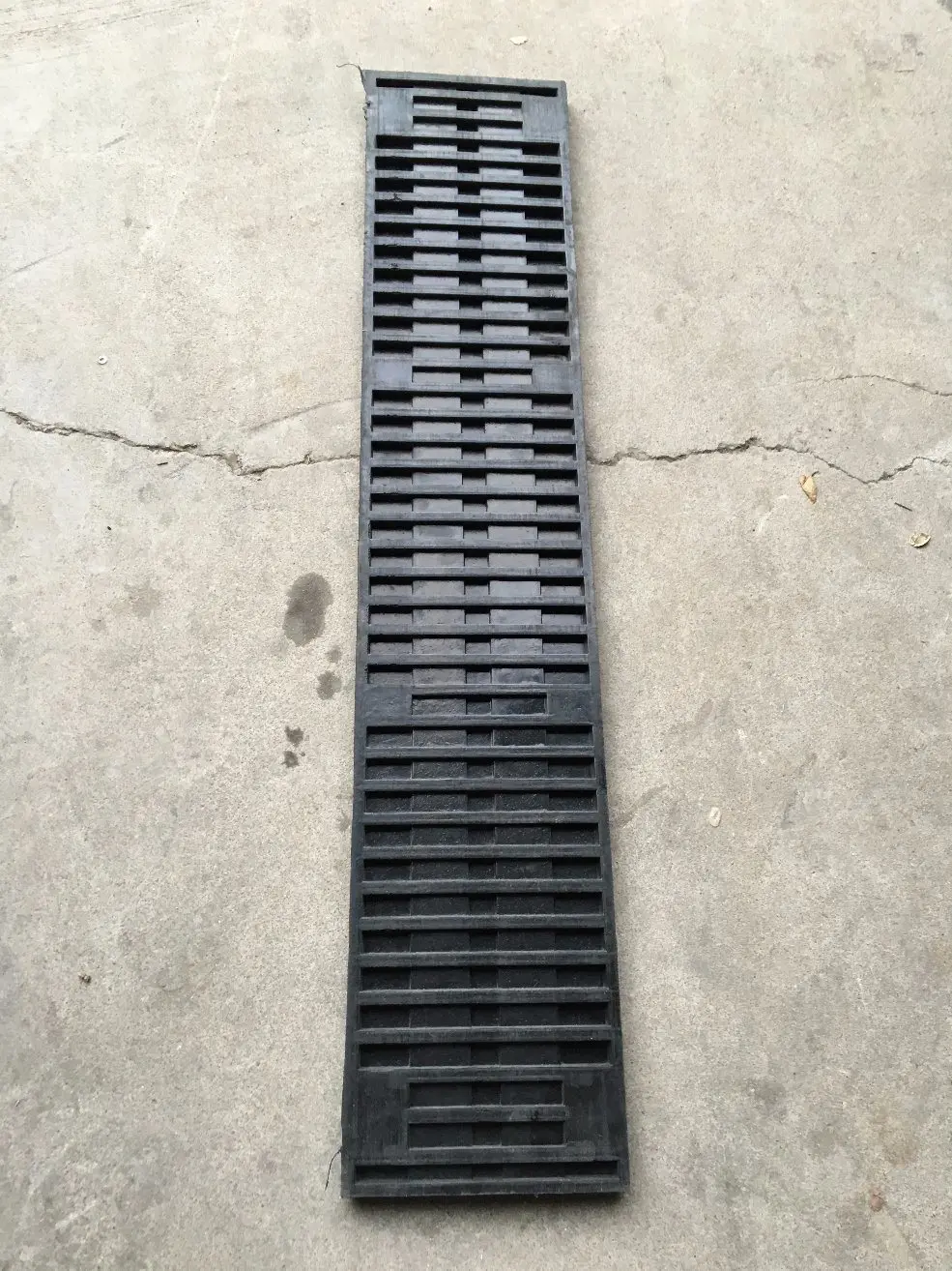 Durable 100% Recycled Solid Rubber Black Reflective Wall Bumper Dock Bumper Guard Protector for Parking Garage Safety manufacture
