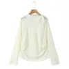 เสื้อลูกไม้สีขาวคลาวด์
