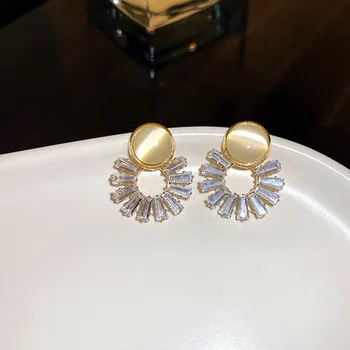 Beauty Gold Plated Yellow Cat Eye Stone Stud Earrings Shining Topaz Hollow Crystal Diamond Flower Earrings For Women