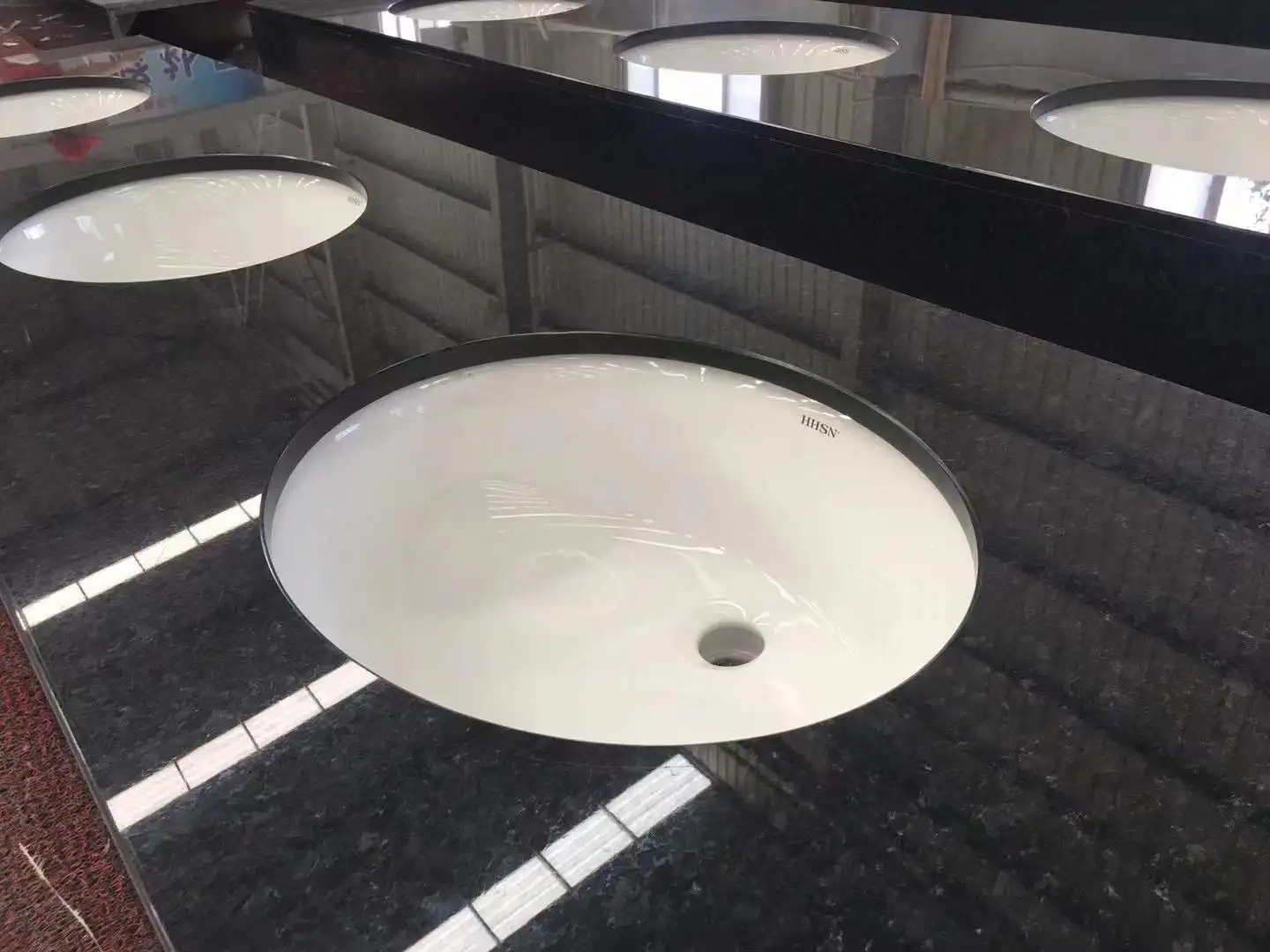 Wholesale Modern Cut-To-Size Black Galaxy Granite Countertops Vanity Tops