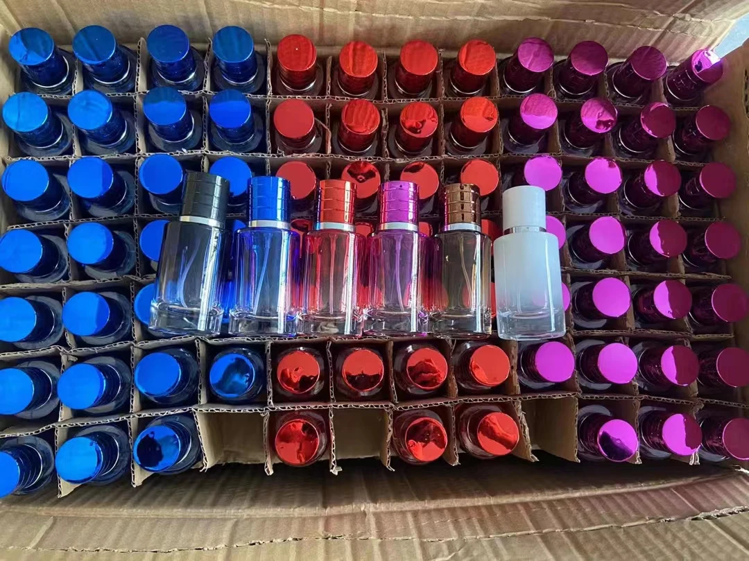 Wholesale 30ml Spray Luxury Perfume Bottle Cylinder Shape Empty Refillable Glass Perfume Bottles With Screw Sprayer Pumps