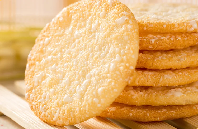 High Quality Roasted Sweet Biscuit with Sugar Frosting Korean Rice Crackers Snacks manufacture