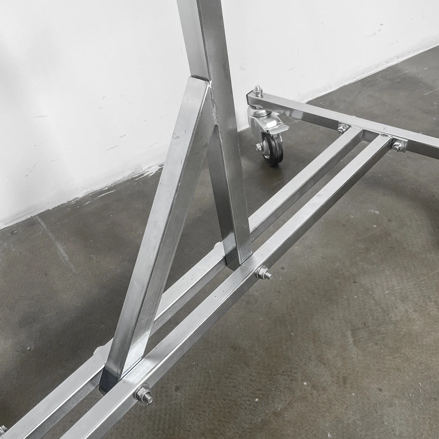 Support Rotatif Pour Jantes Et Pièces Auto - 4 Cônes Réglables, 4 Roues Dont 2 Freinées, Capacité 100 Kg - Pour Peinture, Réparation, Acier Galvanisé Rouge - 10