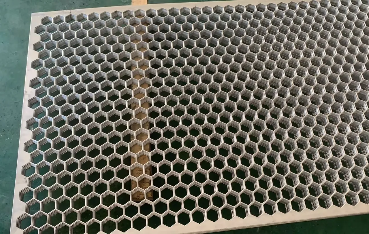 Hexagonal/Plum Blossom Shape/Round Hole Perforated Punched  Metal Mesh Sheet