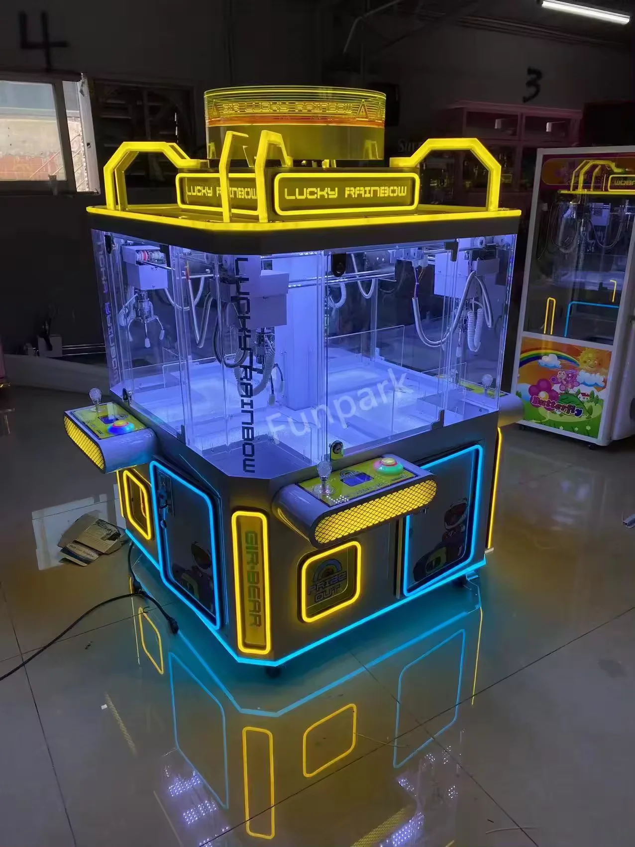 Wholesale Hot Selling 4 Players Arcade Toy Claw Crane Machine for Shopping Malls Experience With Gift Vending Claw Grabbing manufacture