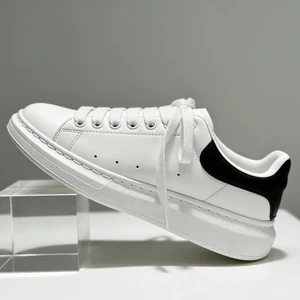 Trendy Relaxed Fit Easy to Care for Leather Upper Simple Lace-up Design Thick Ankle Support Comfortable and Soft Platform Shoes