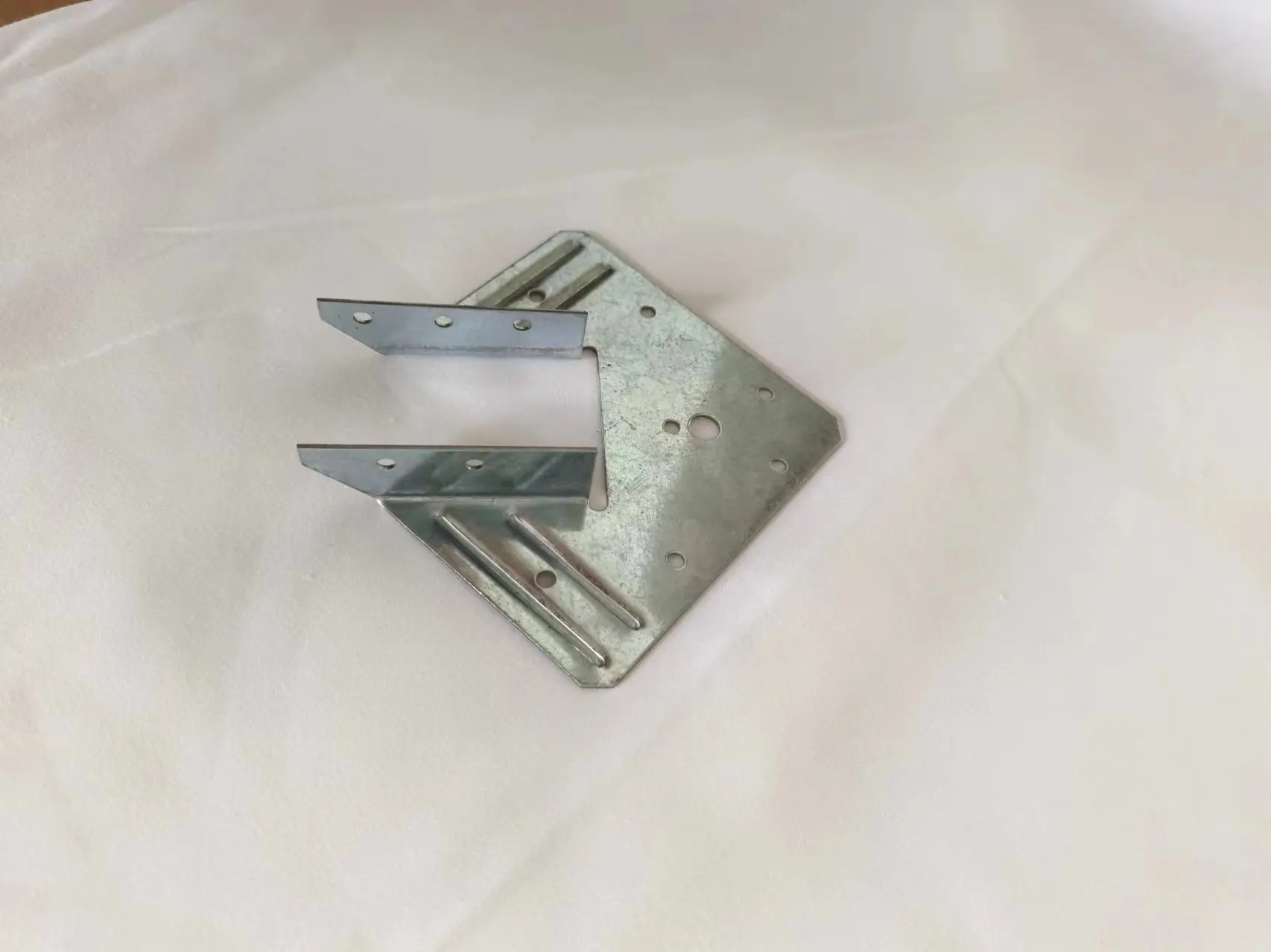 latest company news about Hurricane Cable Ties for Roof Truss Timber to Resist Strong Winds Galvanized Steel Joist Hanger to Rafter Connectors  1