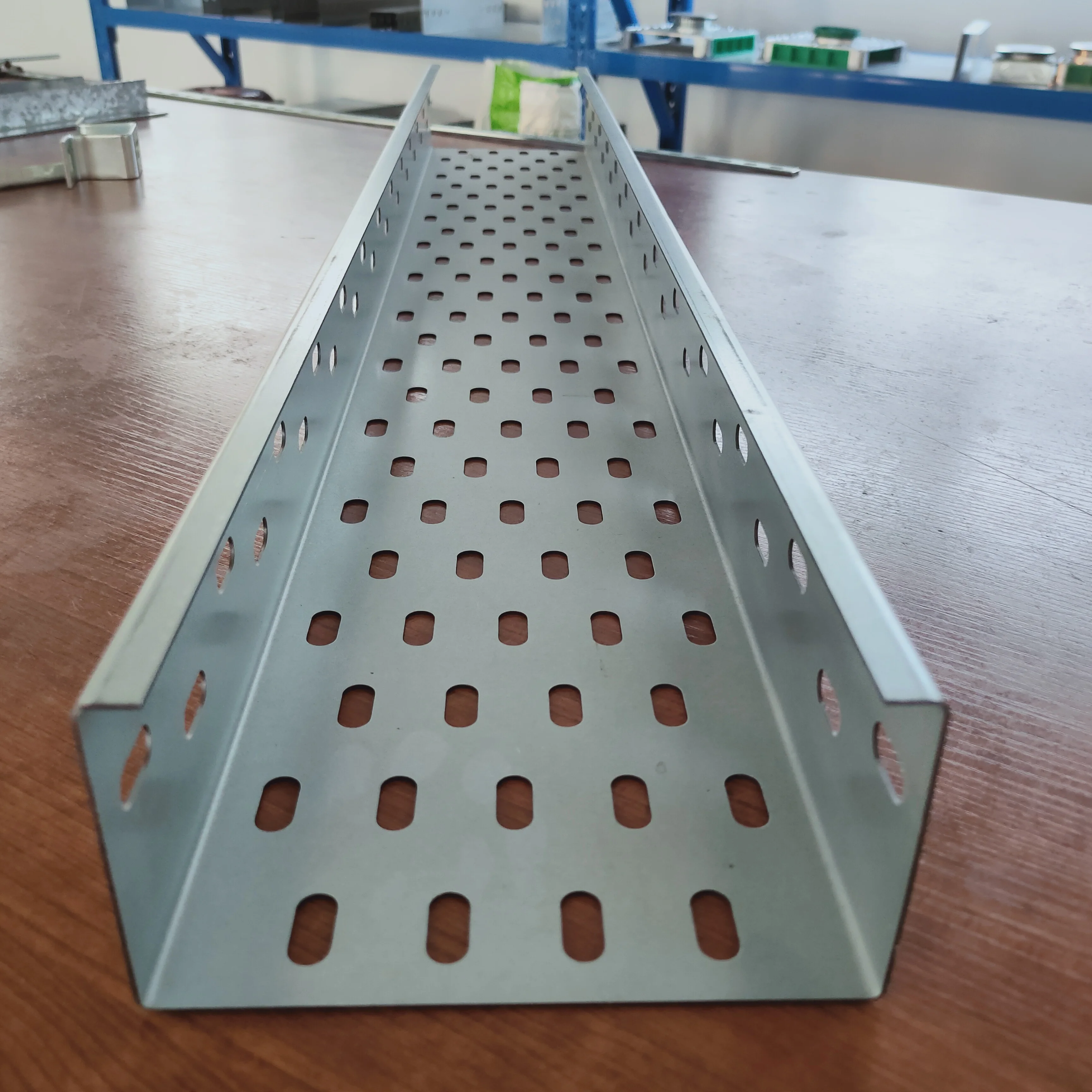 Waterproof aluminum ventilated cable tray support raceway powder