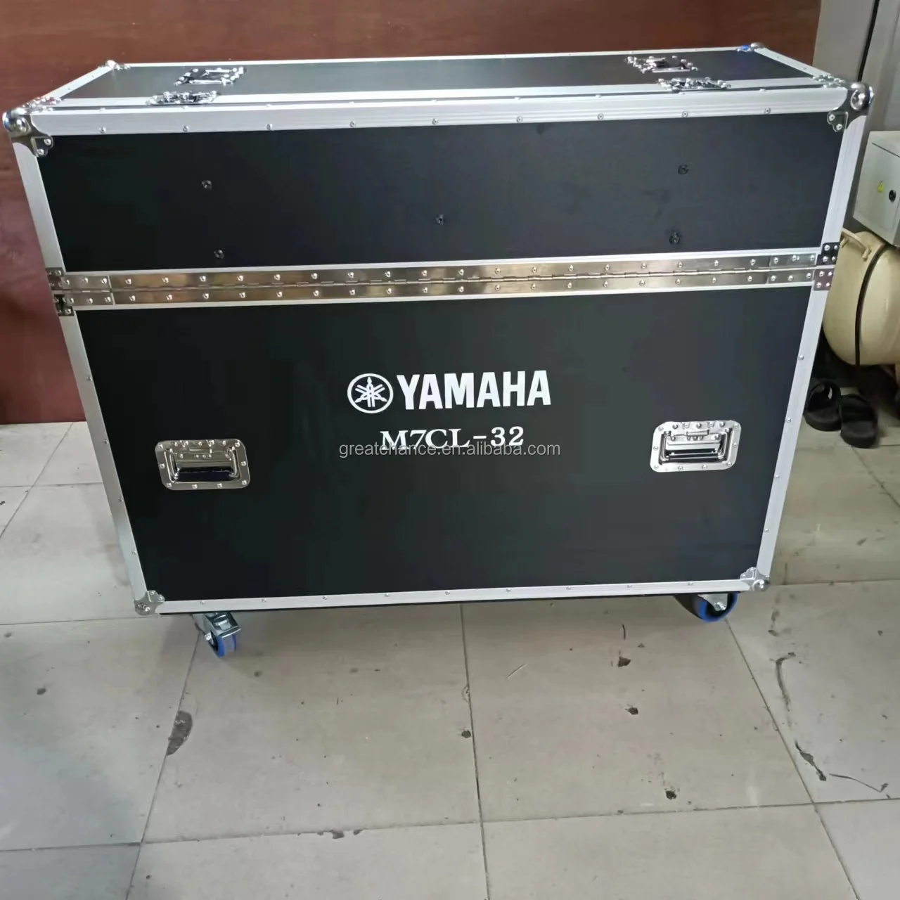 Yamaha M7CL-32 Hydraulic Flip Mixer Flight Case - Durable Aluminum