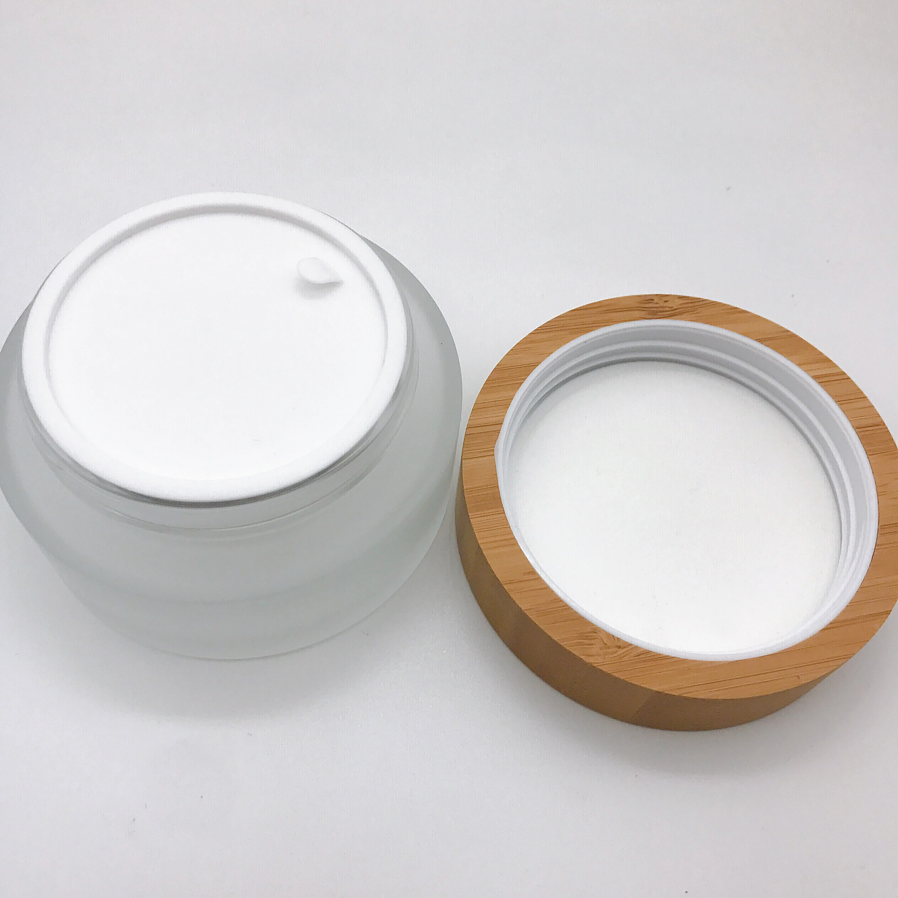 Customized Thick Bottom Small 5G 20G 30G 50G 100 Ml 200Ml Cosmetic Wooden Wood Bamboo Lids Cap Cosmetic Frosted Clear Glass Jars
