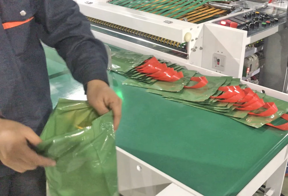 Economic Type LDPE Heat Side Sealing Soft Loop Handle Baby Diaper Plastic Bag Making Machine